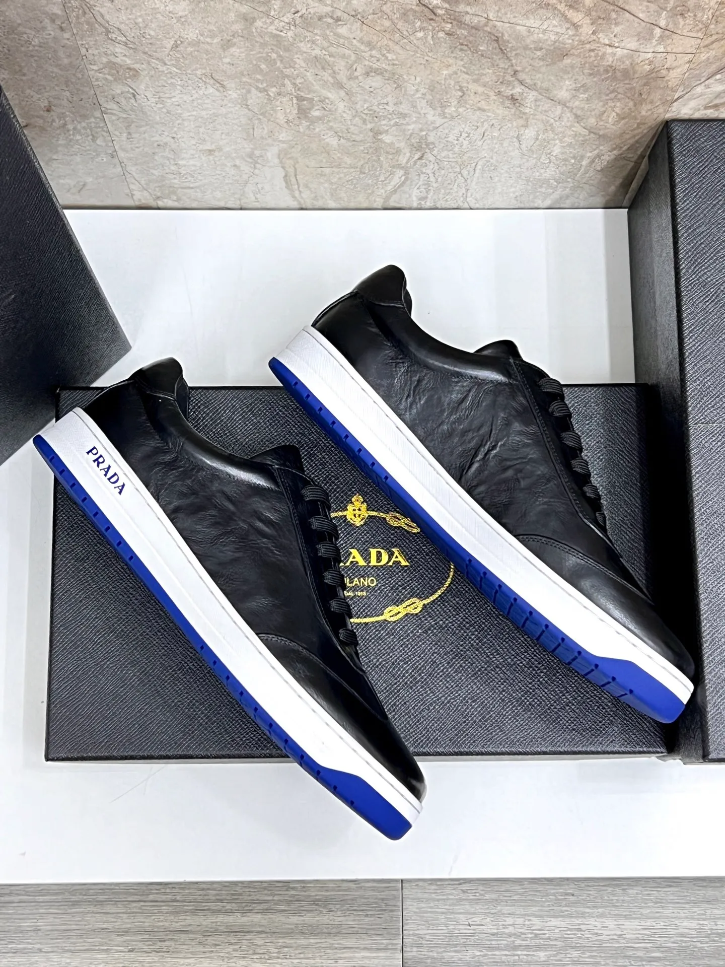 💰620 Prada classic men’s lace-up casual shoes｜Imported cowhide upper｜Layered stitching design on the upper Lightweight and breathable｜Soft and comfortable｜PRADA letters on the side｜Distinctive sporty style Showing the brand style｜Lightweight embossed rubber sole｜With cowhide foot pad lining｜Excellent foot feel Fashionable and elegant｜Size: 38-44 (customized at 45)